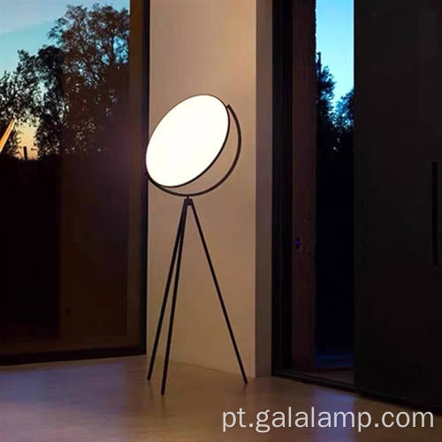 Candeeiro de pé LED com tripé Normcore escandinavo